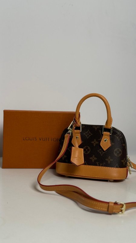 شنطة -Louis Vuitton  هرمي / شامل علبة الشركة 18899